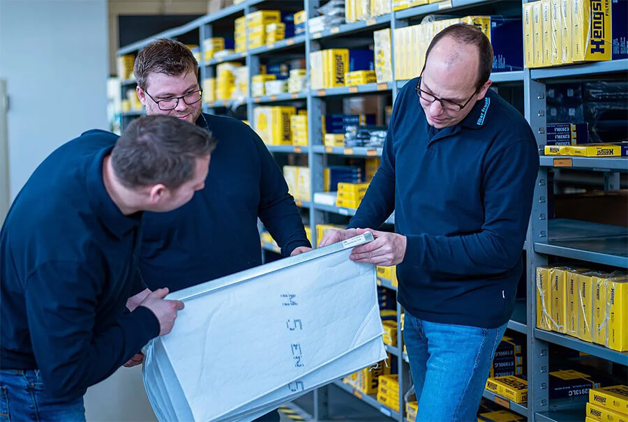 Filtersysteme Münsterland | Das Team von Filter Fraune prüft gemeinsam die Qualität eines Filterelements