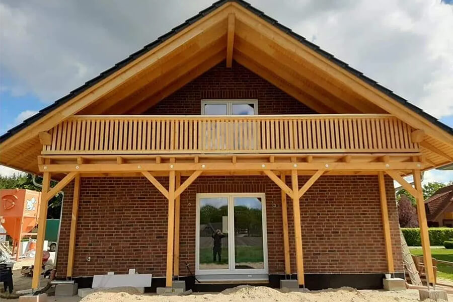 Dachdecker Bremervörde | Neugebauter Balkon aus Holz mit moderner Konstruktion