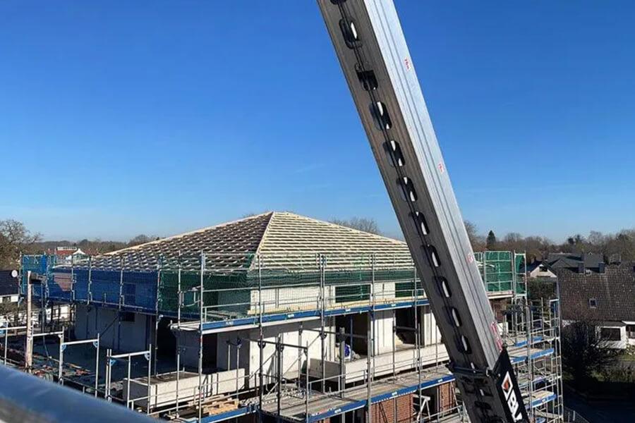 Dachdecker Bremervörde | Neubau eines Dachstuhls eines Wohngebäudes in Bremervörde mit moderner Gerüsttechnik