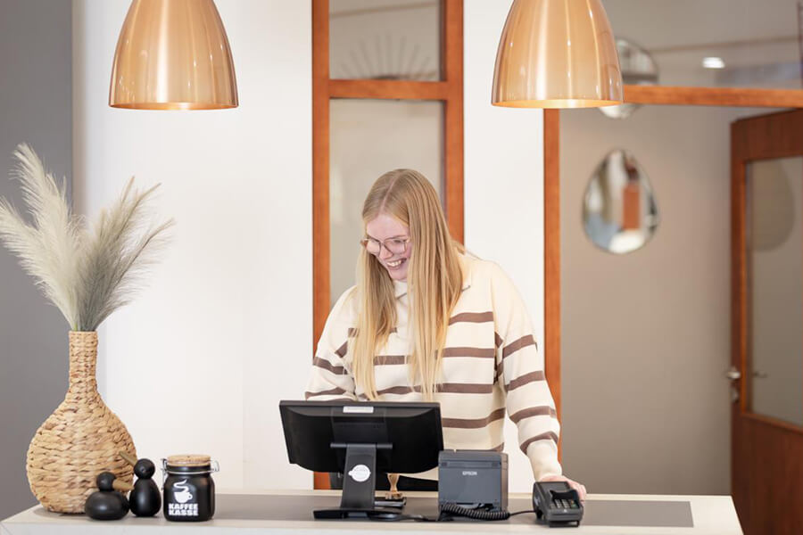 Hörakustik und Augenoptik Werlte | Kundenfreundlicher Empfangsbereich bei Augenoptik & Hörakustik Fligg in Werlte – Ihre erste Anlaufstelle für Beratung und Service