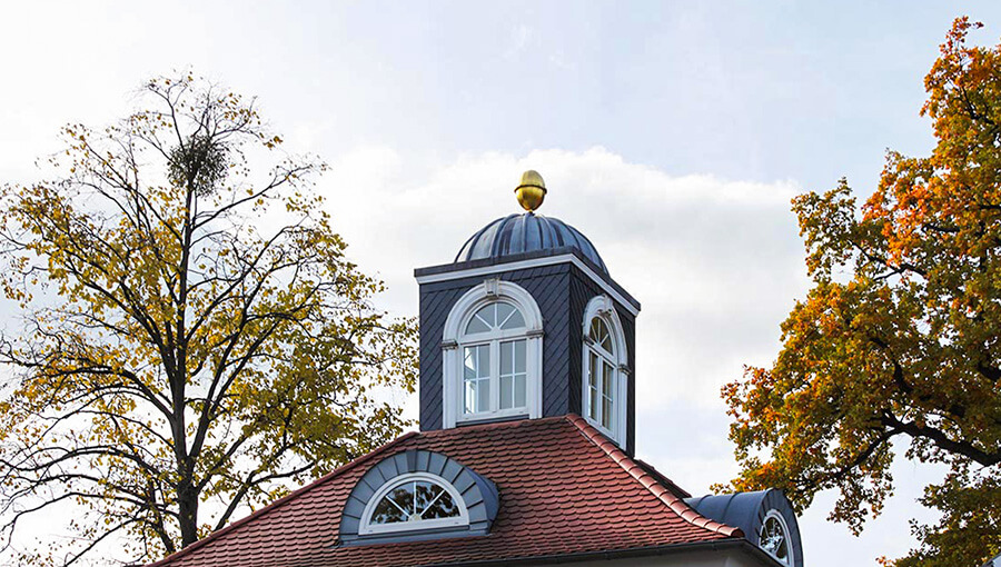 Dachdecker in Bad Harzburg | Aufwendige Dachkonstruktion mit Schieferverkleidung und Ziegeleindeckung – ein Referenzprojekt der Hackbeil Dachdeckermeister GmbH aus der Harzregion