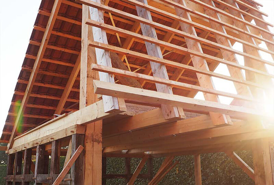 Landwirtschaftliches Bauen Rotenburg | Holzbau in der Landwirtschaft: Die stabile Konstruktion eines Dachstuhls zeigt die sorgfältige Planung und Präzision beim Bau landwirtschaftlicher Gebäude
