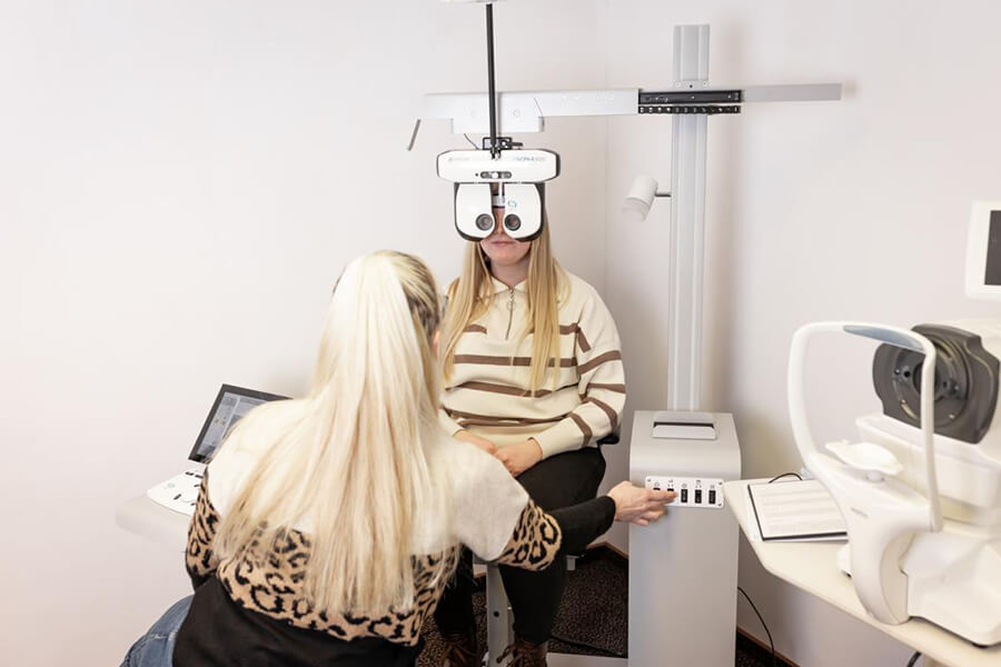 Hörakustik und Augenoptik Werlte | Modernste Technik für individuelle Sehtests und präzise Augen-Screenings bei Augenoptik & Hörakustik Fligg in Werlte