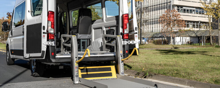 Sonderfahrzeugbau für behindertengerechte Fahrzeuge Göttingen | Behindertengerecht umgebauter Transporter mit ausgefahrener Heckrampe und Rollstuhlrückhaltesystem – realisiert im Sonderfahrzeugbau der C. Bayer Karosseriebau und Autolackiererei GmbH in Göttingen