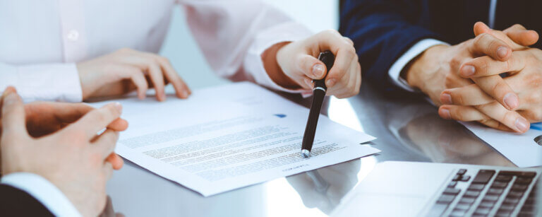 Arbeitsrecht / Betriebliche Veränderung / Einsatz von KI System Hamburg | Eine gemeinsame Besprechung der Vertragsdetails sorgt für Transparenz und stärkt das Vertrauen zwischen allen Beteiligten