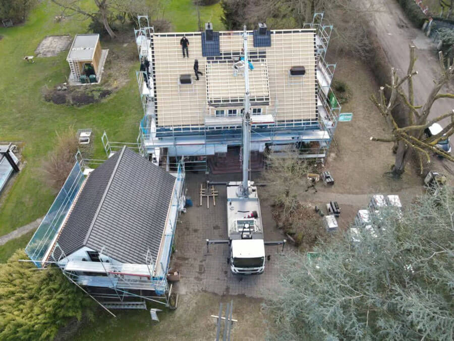 Energetische Sanierung Wunstorf | Während der Dachsanierung sorgen Gerüst und Hebebühne für sicheres Arbeiten in luftiger Höhe