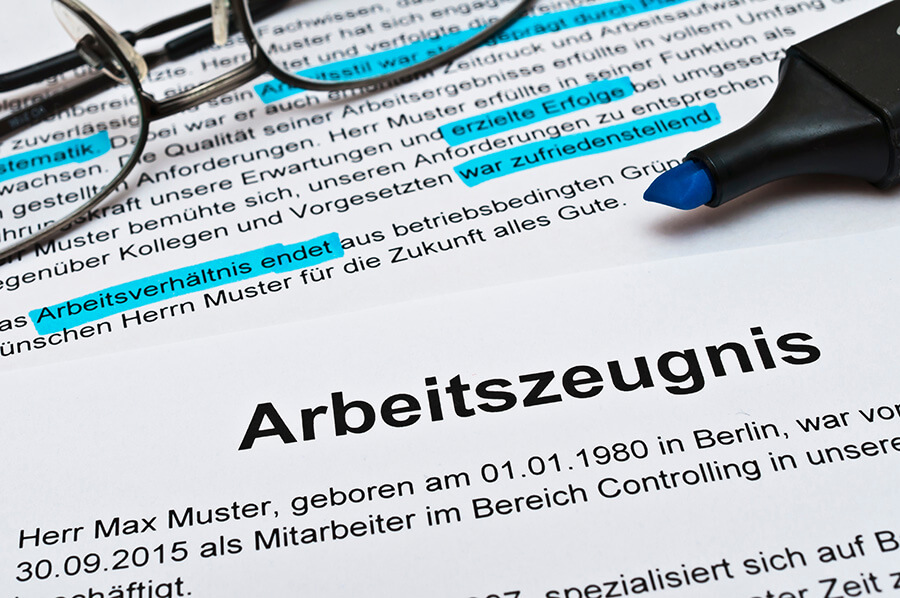 Arbeitsrecht und Kündigungsschutz in Hildesheim | Ein Arbeitszeugnis enthält oft versteckte Bewertungen – Formulierungen wie „bemühte sich stets" klingen positiv, bedeuten aber eine schlechte Note. Ein Fachanwalt erkennt solche Codes und hilft bei der Zeugnisberichtigung