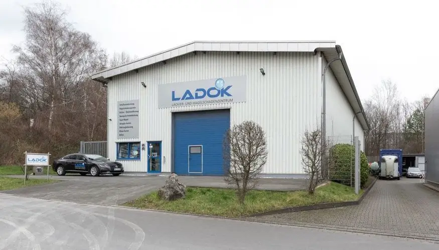 Steinschlagreparatur Bergisch Gladbach | Am Standort des LADOK Lackier- und Hagelschadenzentrums werden Fahrzeuge fachgerecht instand gesetzt – von kleinen Lackschäden bis hin zu umfangreichen Hagelschadenreparaturen