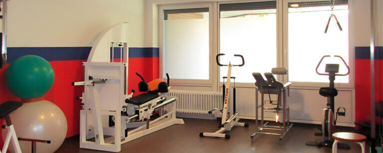 Physiotherapie Oldenburg | Blick in den Trainingsraum mit Geräten bei Physio Paultyn