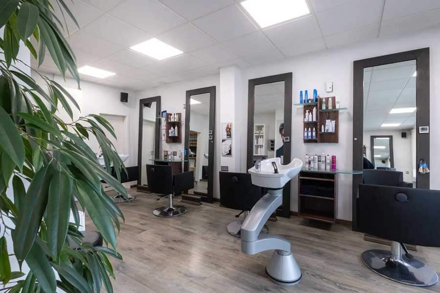 Damen- und Herrenfriseur mit besonderer Expertise in Strähnen und Balayage Murrhardt | Moderner Salon mit Tageslicht – bei CARINTHIA friseur in Murrhardt erwartet Dich eine angenehme Wohlfühlatmosphäre