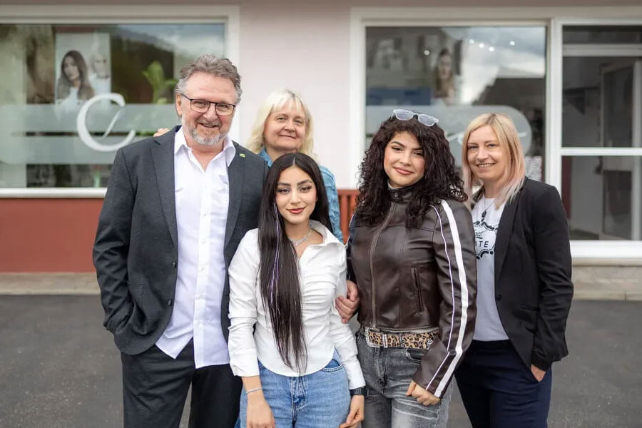 Damen- und Herrenfriseur mit besonderer Expertise in Strähnen und Balayage Murrhardt | Das Team rund um Friseurmeister Andreas Dröge steht für über 40 Jahre Erfahrung und persönliche Betreuung in Murrhardt