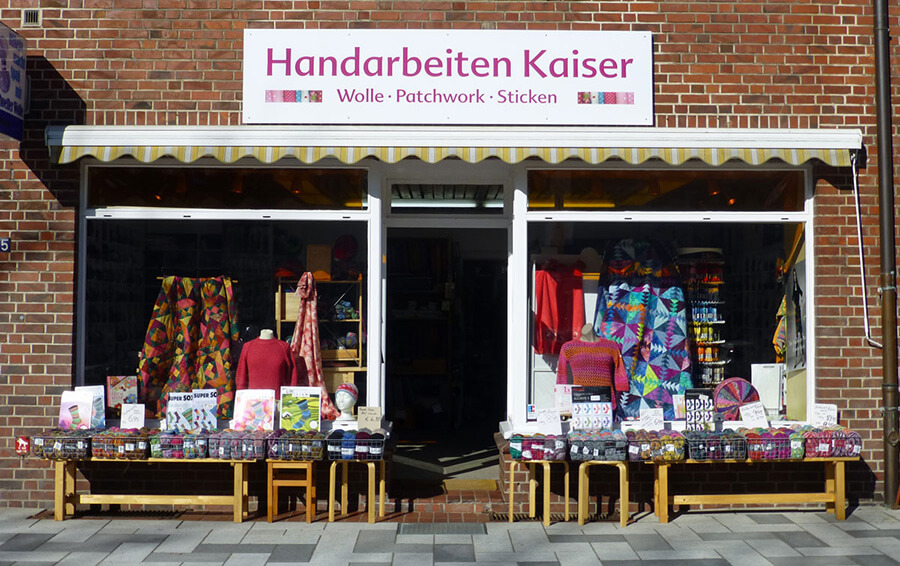 Wolle Hamburg | Im Ladengeschäft von Handarbeiten Kaiser erwartet Dich eine große Auswahl an Wolle, Stoffen und Stickbedarf