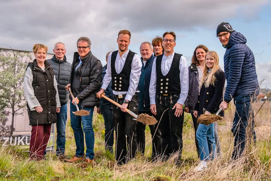 Holzrahmenbau Osnabrück | Spatenstich für den neuen Unternehmensstandort: Das Team der ZHG Holz & Dach GmbH aus Bissendorf bei Osnabrück