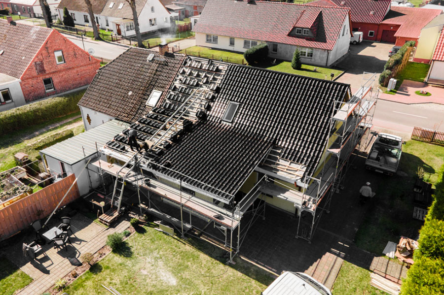 Neubau und Sanierung Torgelow | Komplette Dachsanierung in Vorpommern – Hardy Krüger Bedachung & Klempnerei begleitet Dein Projekt von der Demontage bis zur Neueindeckung