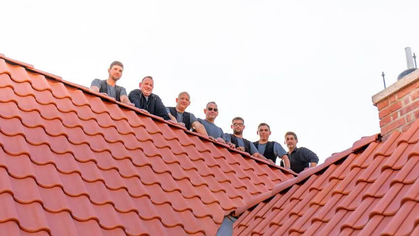 Fassadenarbeiten und Bauklempnerei Rinteln | Das eingespielte Team aus erfahrenen Dachdeckern von S&H Bedachungen steht für handwerkliche Qualität und zuverlässige Umsetzung jedes Dachprojekts