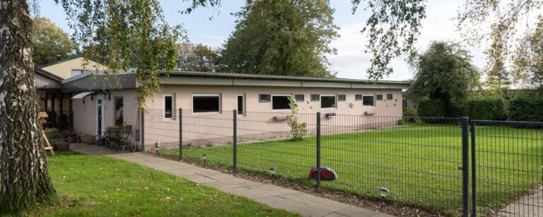 Tierpension Flensburg | Das großzügige Gelände des Hunde- und Katzenparadies Winzer in Süderbrarup bietet reichlich Platz für tierische Gäste