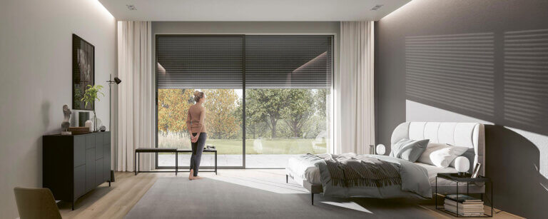 Rollladenbau Osnabrück | Moderne Rollläden vor bodentiefen Fenstern verbinden eleganten Sichtschutz mit angenehmer Verdunkelung – ideal für erholsamen Schlaf und ein behagliches Raumklima