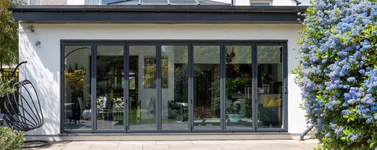 Fenster und Haustüren Garbsen | Große Fensterfront an einer Terrasse