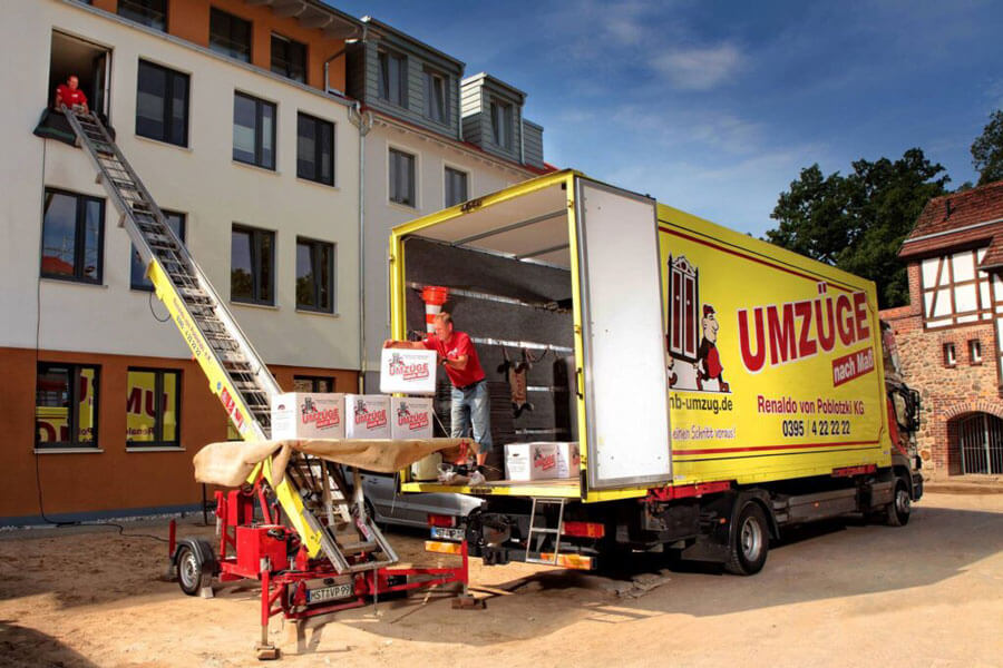 Bestes Umzugsunternehmen Neubrandenburg | Mit einem Möbelaufzug von Umzüge nach Maß lassen sich auch schwere Gegenstände sicher und schnell in höhere Etagen transportieren – ein klarer Vorteil bei jedem Umzug.