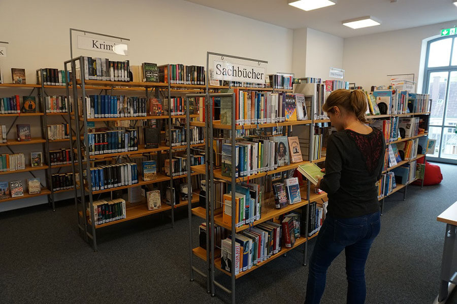 Stadtverwaltung Hessisch Oldendorf | Die Stadtbücherei bietet ein vielfältiges Angebot an Krimis, Sachbüchern und Romanen für alle Altersgruppen und lädt zum Schmökern und Entdecken ein.