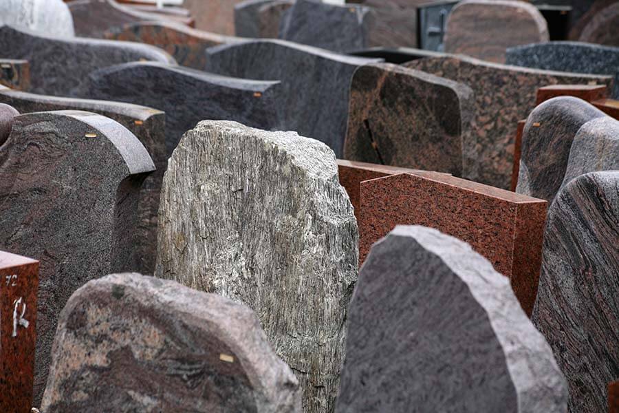 Grabmal Remels | Vielfalt an Naturstein-Grabmalen in unterschiedlichen Farben und Strukturen bei Behrends Grabmale in Remels