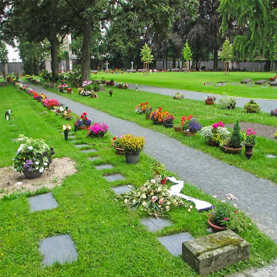 Grabmale Holzminden | Gepflegte Rasen- und Reihengräber auf einem Friedhof im Weserbergland