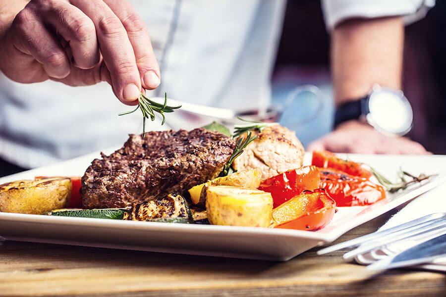 Restaurant Warburg | Herzhafte Grillspezialitäten mit frischen Beilagen im Ratskeller Balkan House