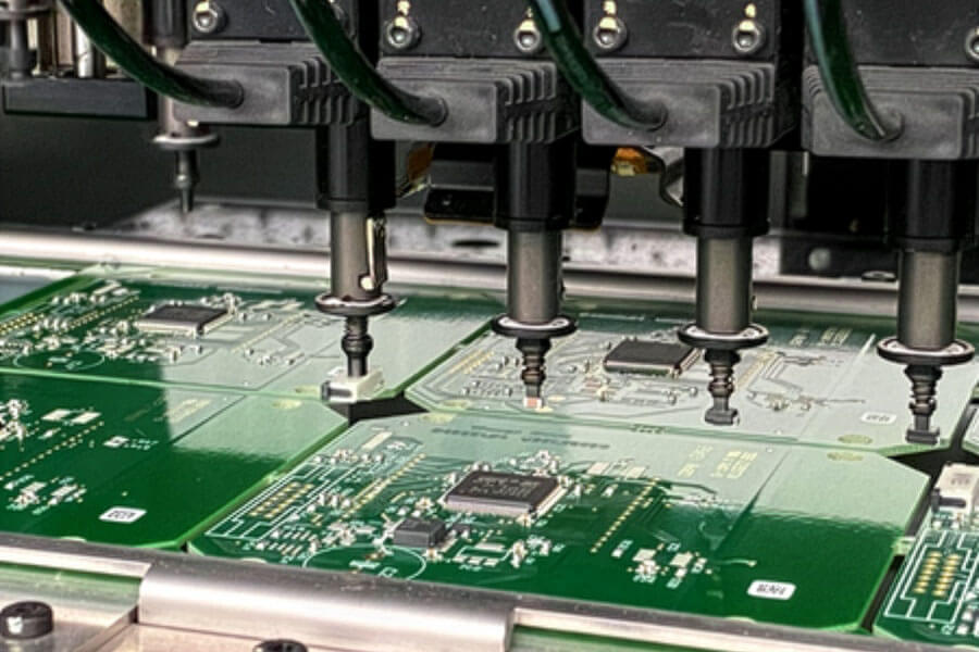 Leiterplattenbestücker Osnabrück | Moderne YAMAHA-Bestückungslinien sorgen bei VTS-Elektronik für höchste Präzision und Effizienz