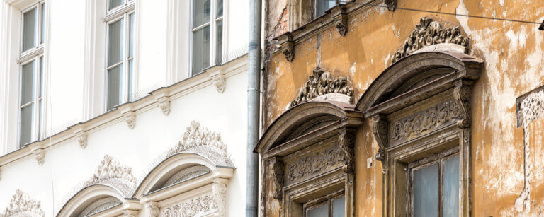 Fassadensanierung Osnabrück | Verwitterter Putz und abblätternde Farbe sind klare Warnsignale, dass eine Fassade dringend saniert werden muss, um Folgeschäden am Mauerwerk zu vermeiden