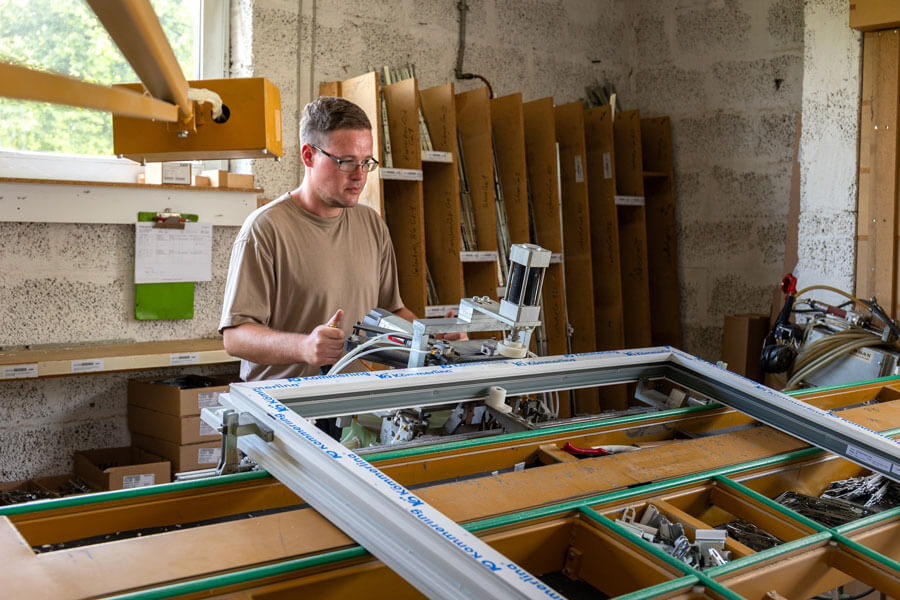 Fensterbau Soltau | Handwerkliche Sorgfalt trifft auf moderne Technik – jedes Fensterelement wird mit Präzision zusammengesetzt