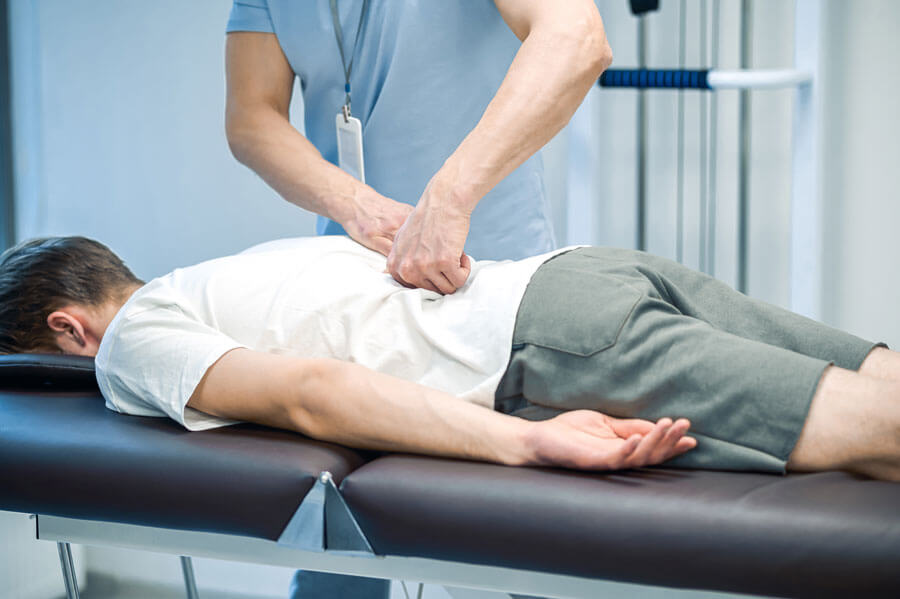 Behandlung von Rückenbeschwerden durch das Team der Physiotherapie Ehlers in Kellinghusen