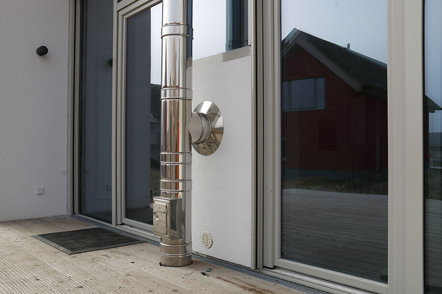 Schornsteintechnik Paderborn | Edelstahlschornsteine überzeugen durch ihre langlebige Verarbeitung und fügen sich dank ihrer glänzenden Optik harmonisch in moderne Wohnhäuser ein