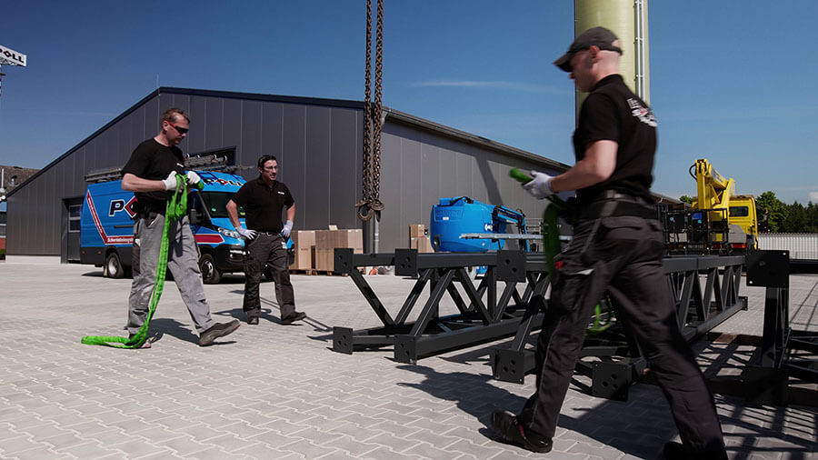 Schornsteintechnik Osnabrück | Ein eingespieltes Montageteam sorgt dafür, dass jedes Schornsteinbauteil präzise vorbereitet und sicher zum Einsatzort transportiert wird