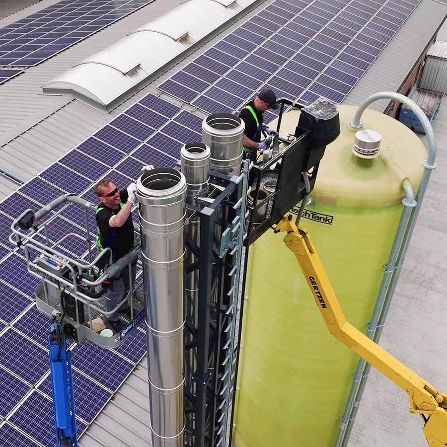 Schornsteintechnik Osnabrück | Auch auf anspruchsvollen Dachflächen mit Photovoltaikanlagen lassen sich moderne Edelstahlschornsteine fachgerecht und sicher installieren