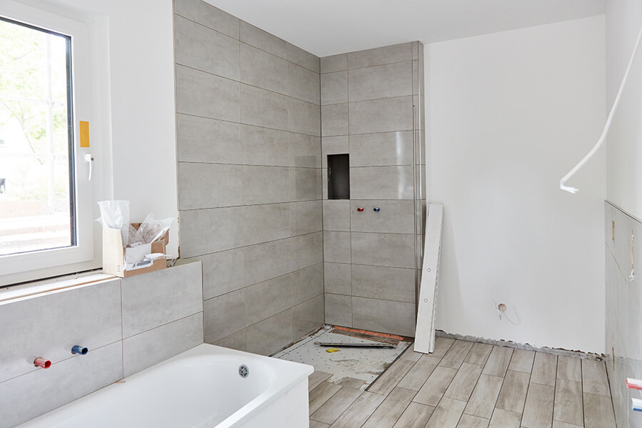 Baudienstleistungen Halle (Saale) | Moderne Badsanierung mit hochwertigen Fliesen aus Meisterhand von Kühn-Bau
