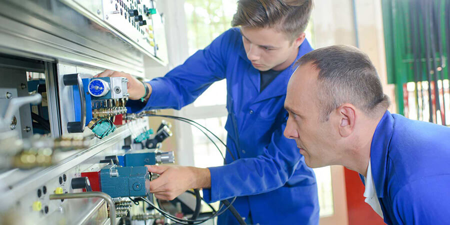 Elektriker Dänischenhagen | Wissen wird weitergegeben – Elektro Lorenzen ist anerkannter Ausbildungsbetrieb im Raum Kiel