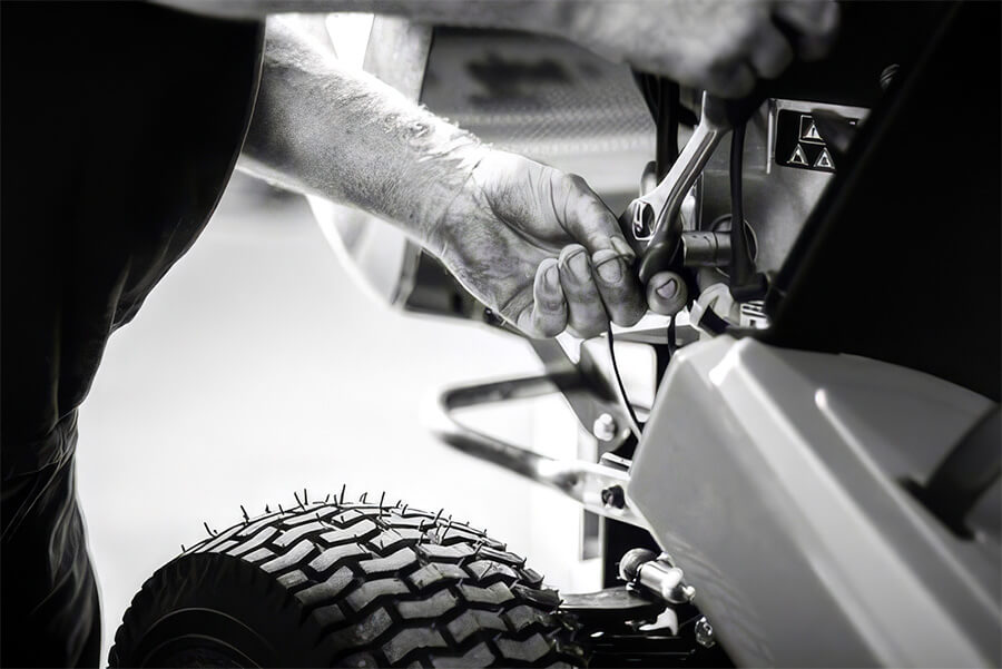 Gartengeräte Reparatur Klappholz und Schleswig | Wartung und Reparatur von Aufsitzmähern und Rasentraktoren durch das erfahrene Team der Ernst-Uwe Schade Motorenfachwerkstatt GmbH