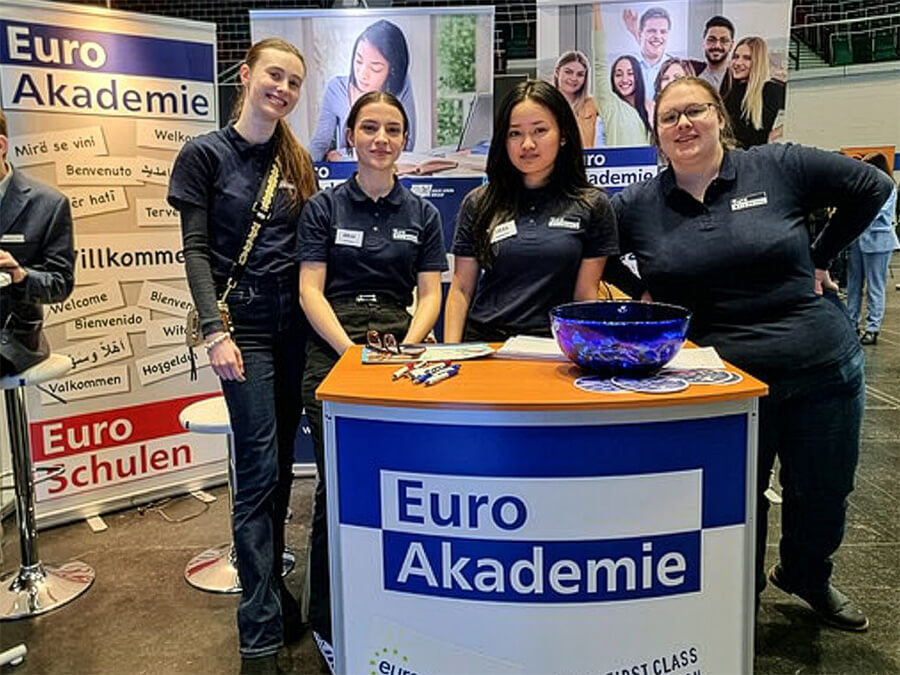 Marketingmanagement Oldenburg | Auf regionalen Bildungsmessen zeigt das Team der Akademie, wie internationale Perspektiven und praxisnahe Ausbildung Hand in Hand gehen