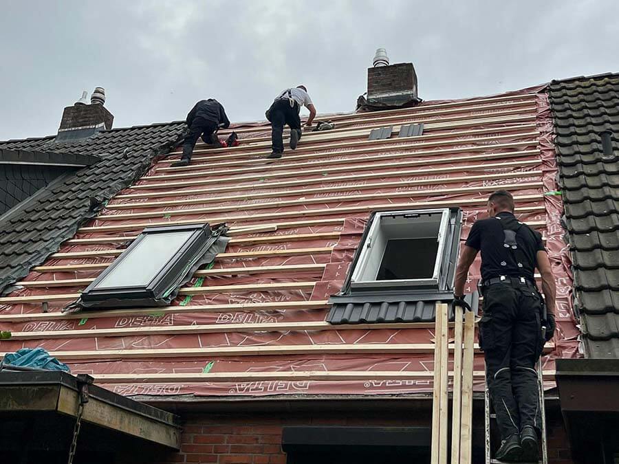 Dachsanierung Hamburg | Eine neue Lattung und moderne Dachfenster bilden die Grundlage für ein energieeffizientes und langlebiges Dach