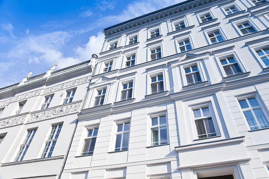 Fassadensanierung Osnabrück | Eine frisch sanierte Altbaufassade zeigt, wie sich historische Bausubstanz mit moderner Instandhaltung verbinden lässt