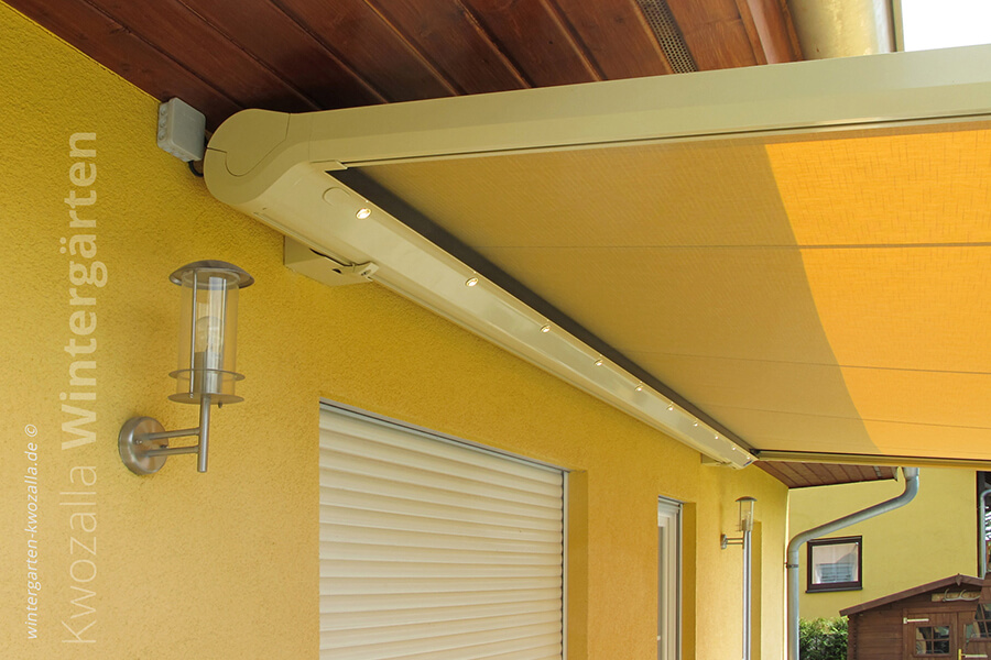 Detailansicht einer stabilen Pergola-Markise mit integrierter LED-Beleuchtung in Dresden | KWOZALLA Wintergarten
