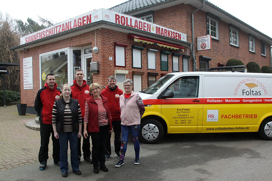 Sonnenschutz in Stafstedt – wie Markisen und Rollläden das Wohnklima verbessern | Team des Sonnenschutzsysteme Foltas vor dem Firmengebäude