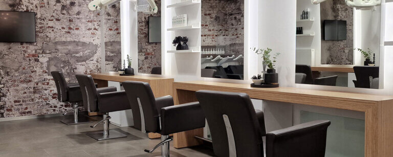Friseur in Münster - Lokale Empfehlung | HaaresZeiten Friseurstühle vor Spiegeln