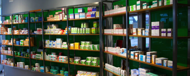 Apotheke in Schwanewede | Zentrum Apotheke Inh. Tarek El Kharbotly e.K. Ladenregal