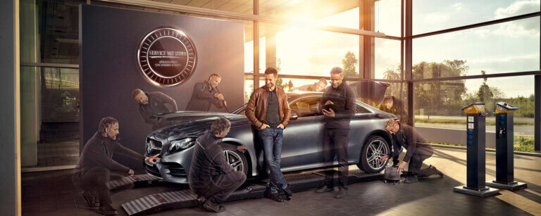 Autohaus Oldenburg | Männer am Luxusauto