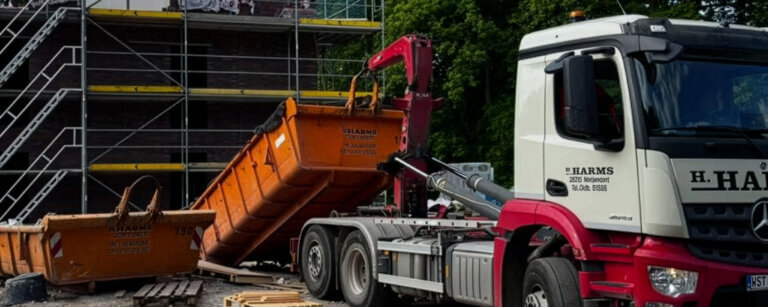Containerdienst Wiefelstede | Harms GmbH & Co. KG Wiefelstede Container am LKW-Haken